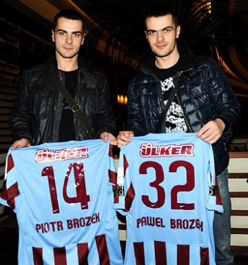Piotr i Paweł Brożkowie z koszulkami Trabzonsporu