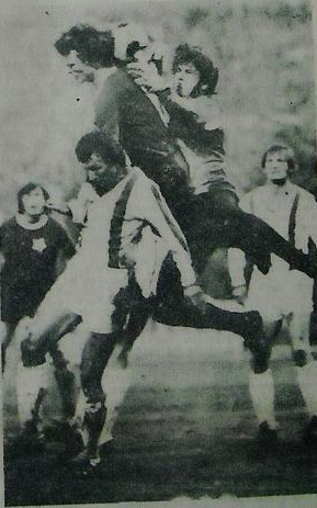1974 rok - Kasperczak w barwach Stali Mielec (na pierwszym planie) w meczu przeciwko Wiśle