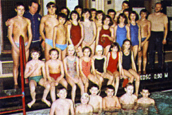 Młodzież na zajęciach sekcji pływackiej w 1981 roku. Fot. P. Krassowski, S. Momot, pocztówka kolekcjonerska z 1981 roku.