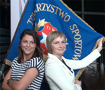 Wiślackie olimpijki 2012: Katarzyna Kłys i Beata Bartków-Kwiatkowska ze  Sztandarem TS Wisła