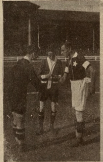 1925 rok, przywitanie z kapitanem Slavii Koszyce przed meczem.