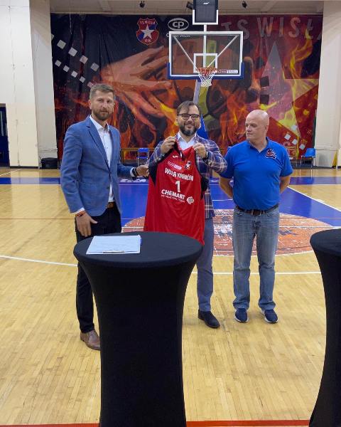 Prezentacja koszulki meczowej przez Artura Lewandowskiego, który będzie generalnym menagerem sekcji koszykówki mężczyzn, a jego firma sponsorem tytularnym wiślaków.