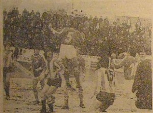 Jeden z groźniejszych momentów pod bramką Cracovii, podczas meczu towarzyskiego z krakowską Wisłą. Na zdjęciu Kapka w wyskoku do piłki.