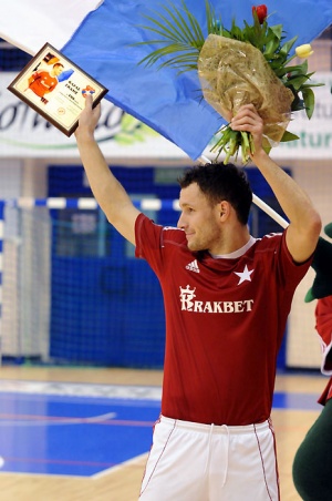 Przed meczem Rafał Franz odebrał nagrodę za rozegranie 100 meczów w Ekstraklasie.  Foto: Aśka Żmijewska wislafutsal.pl