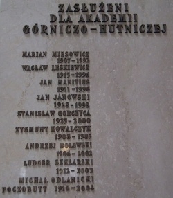Pamiątkowa tablica w gmachu AGH.