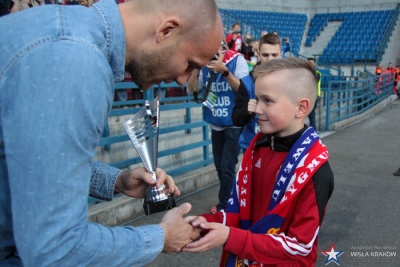 Dominik Maśnica odbiera nagrodę za tytuł Piłkarza Miesiąca Kwietnia 2016 z rąk Arkadiusza Głowackiego.