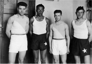 1934.04.22 Makkabi Warszawa - Wisła. Pilnik, Mieczysławski, Borensztein i Adam Mach (stoją od lewej).