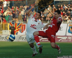 Paweł Brożek walczy o piłkę z Jackiem Kowalczykiem.