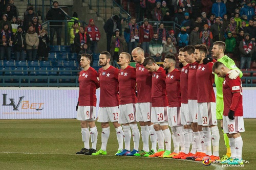 Przed rozpoczęciem meczu uczczono minutą ciszy zmarłego wychowanka i wieloletniego piłkarza Wisły Kraków, Antoniego Rogozę oraz zmarłego Jarosława Rudnickiego, akcjonariusza oraz byłego wiceprezesa Jagiellonii.