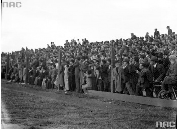 Kibice zgromadzeni na stadionie podziwiaja wygrana Wisly nad Chelsea, 1936 rok