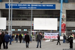 2013.04.07 Wisła - Piast Gliwice,transparent reklamujący mecz koszykarek Wisła-Artego.