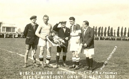 Billy Montigny. 1933.05.14. Przed meczem z Emigracją. Reyman z naręczem kwiatów.
