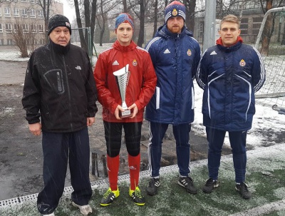 Bartosz Matoga Piłkarzem Stycznia 2016.  Od lewej: trener Janusz Adamczyk, Bartosz Matoga, trenerzy Jakub Bubetty, Adrian Filipek.