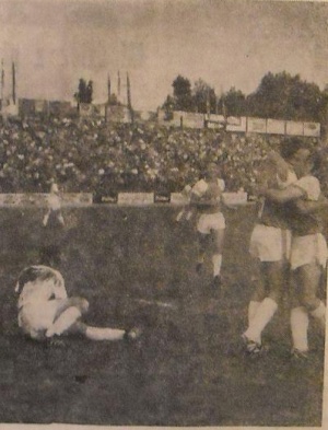 Po zdobyciu bramki przeciwko FC Winterthur Kmiecik przyjmuje gratulacje od Skupnika, 1970