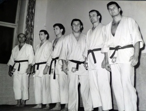 Franciszek Hapek (pierwszy z lewej) z judokami Wisły