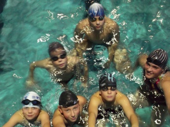 Młodzi zawodnicy odrodzonej sekcji pływackiej 2012.
