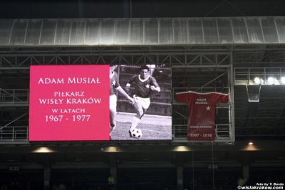 W ramach projektu Powrót Legend tym razem uhonorowano Adama Musiała. Symboliczna koszulka obrońcy powędrowała pod dach stadionu. [Foto: Tomasz Burda/wislakrakow.com]