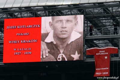 W ramach akcji Powrót Legend Wisły Kraków, uhonorowano Józefa Kotlarczyka. [Foto: Krzysztof Porębski/fotoporebski.pl]