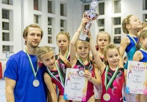 DPP kl młodziezowa, Nysa 2015 (od lewej stoja: trener Maksim Kowalenko, Amelia Nitychoruk, Amelia Stachura, Zuzanna Bąk, Natalia Płaczek, Gabriela Janeczek