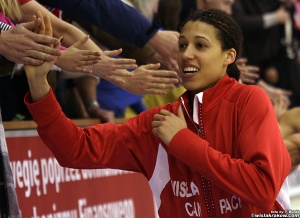 Nicole Powell wymienia pozdrowienia z kibicami po swym ligowym debiucie w barwach Wisły 8 stycznia 2011 roku