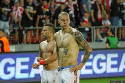 Po meczu piłkrze oddali swoje koszulki kibicom, na pierwszym planie Zdenek Ondrasek.