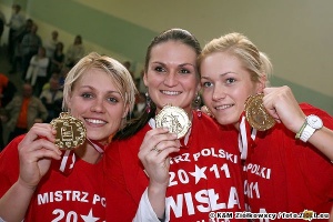 17.04.2011, Erin Phillips, Dorota Gburczyk i Magdalena Leciejewska ze złotymi medalami Mistrzostw Polski 2011. Źródło: foto.ziolo.eu