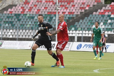 Zdeněk Ondrášek próbuje odebrać piłkę Mariuszowi Pawełkowi.