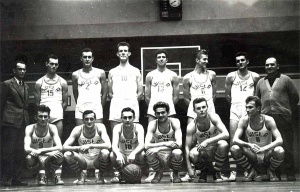Mistrzowska drużyna w sezonie 1961/1962. M. Mochnacki stoi pierwszy z prawej
