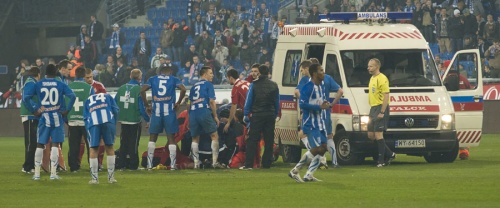 Karetka zabiera Clebera ze stadionu w Poznaniu(Foto:D.Gołda/wislakrakow.com)