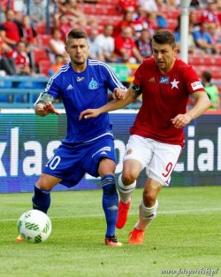 Rafał Boguski w pojedynku o piłkę z Piotrem Ćwielongiem.