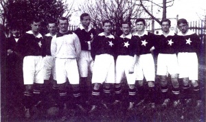 Stoją od lewej: Artur Olejak, Stefan Śliwa, Michał Szubert, Franciszek Pustelnik, Alfred Konkiewicz, Włodzimierz Polaczek, Jan Kowal, Stanisław Adamski, Władysław Konkiewicz.