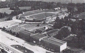 Kompleks Sportowy Wisły w roku 1976. Nieco w oddali stadion lekkoatletyczno-piłkarski, na dole widoczna "stara hala" Wisły. Po środku natomiast znajduje się basen letni.