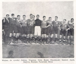 Drużyna Wisły tuż po reaktywacji w 1918 r. (od lewej): Wojnar, Habina, Węgrzyn, Mróz, Bujak, Przystawski, Szubert, Stopa, Szpurna, Reyman, Turmiński, Śliwa.