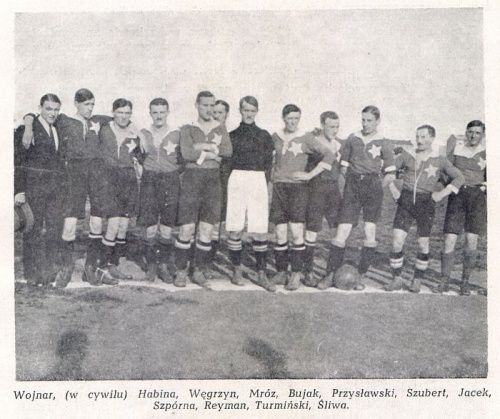 Drużyna Wisły tuż po reaktywacji  22.09.1918 r. (od lewej): Wojnar, Habina, Węgrzyn, Mróz, Bujak, Przystawski, Szubert, J.Stopa, Szpurna, Reyman, Turmiński, Śliwa.
