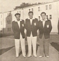 Jaskowski pierwszy z prawej. Obok Józef Mamoń i Michał Matyas. Wioska olimpijska w Finlandii, 1952 rok.