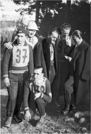 od lewej - Jan Legierski, członek komisji sportowej Polskiego Związku Narciarskiego dr Jakub Merunowicz, Bronisław Czech, Stanisław Marusarz, Izydor Gąsienica-Łuszczek, klęczy Piotr Kolesar