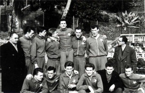 Drużyna Wisły w sezonie 1960/1961. M. Mochnacki stoi pierwszy z lewej