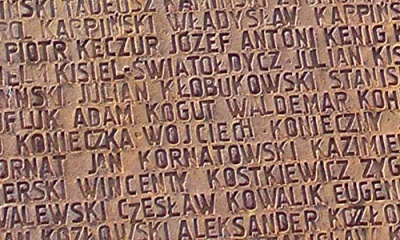 Cmentarz Polski w Katyniu. Fragment ołtarza z nazwiskami zamordowanych oficerów, wśród nich nazwisko Adama Koguta.