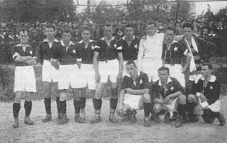 Pierwsza drużyna Wisły, która walczyła w pamiętnym meczu z 1.FC Katowice w 1927 roku. Od lewej: Pychowski, Kotlarczyk II, Czulak, Makowski, Reyman, Skrynkowicz, Folga, Reyman II i Łukiewicz, u dołu klęczą od lewej: Balcer, Kotlarczyk I i Adamek.