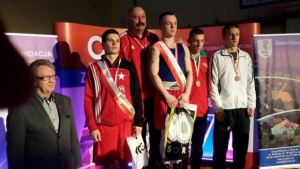 XXII Mistrzostwa Polski Juniorów w boksie, Wałcz. Dawid Suchecki na podium.Źródło:  wislaboks.pl