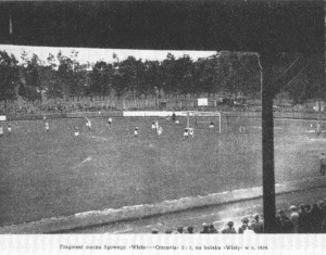 Fragment meczu derbowego z trybun Wiślackiego stadionu. Rok 1929.