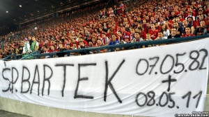 Transparent poświęcony kibicowi Wisły (Bartkowi z Olkusza) ,który zginął w wypadku samochodowym wracając z ostatniego meczu wyjazdowego w Gdańsku