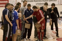 Chory na białaczkę Franek Zawisza odbiera podarunki od zawodników Wisły podczas turnieju futsalowego w ramach akcji Wisła to My! 28 maja 2011 roku