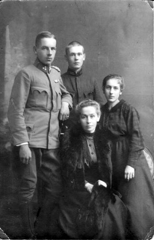 Z bratem Stefanem, siostrą Marią i matką Franciszką