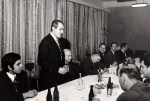 Spotkanie sekcji - pierwszy od lewej Wit Klapper, stoi kierownik sekcji Janusz Szumiec.