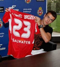 Paweł Brożek prezentuje koszulkę z logo - Salwatora