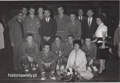 Koszykarze Wisły po zwycięskim meczu z Alsace de Bagnelot 20.IX.1964. Wiślacy zwyciężyli w Międzynarodowym Turnieju o Wielką Nagrodę Orleanu.