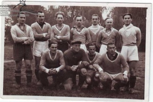 Okupacja niemiecka to konfiskata majątków drużyn i zakaz funkcjonowania polskich klubów. Wiślacy występują w niepozornych strojach, jak te na zdjęciu powyżej.