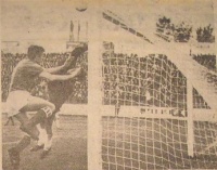 Piłka po strzale Skupnika ląduje w bramce Cracovii, ale na spalonym był widoczny na zdjęciu Kazimierz Kmiecik.