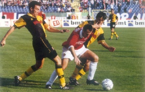 Fragment meczu: Żurawski w walce o piłkę.
